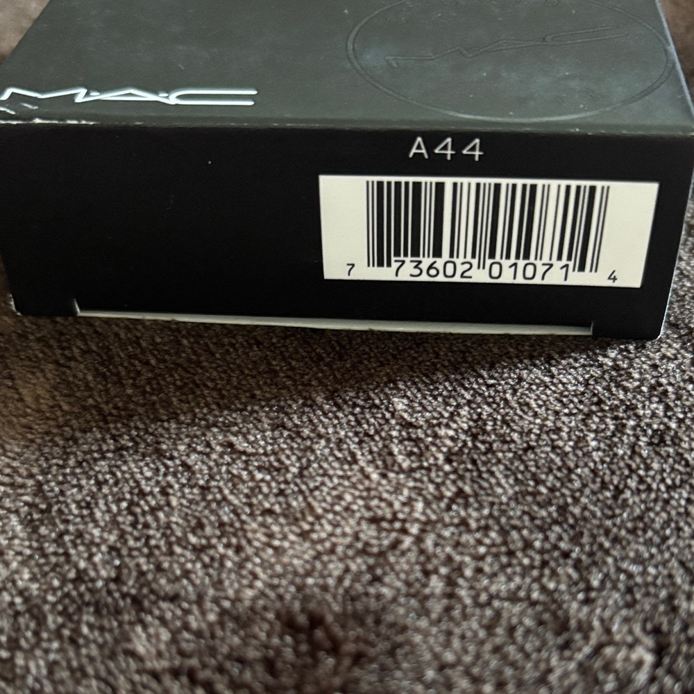 MAC Cosmetics Studio Fix Powder Plus Foundation - Black Packaging - Picture 4 of 7